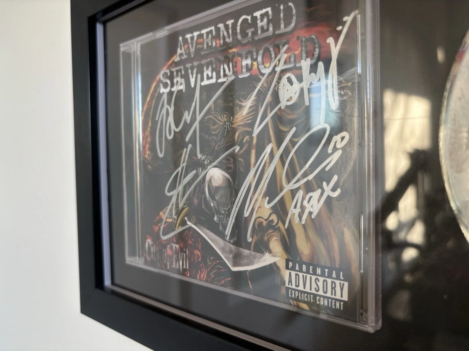 Avenged Sevenfold Signed City Of Evil Album - Matt, Johnny, Zacky, & Syn In 2010, изображение 3