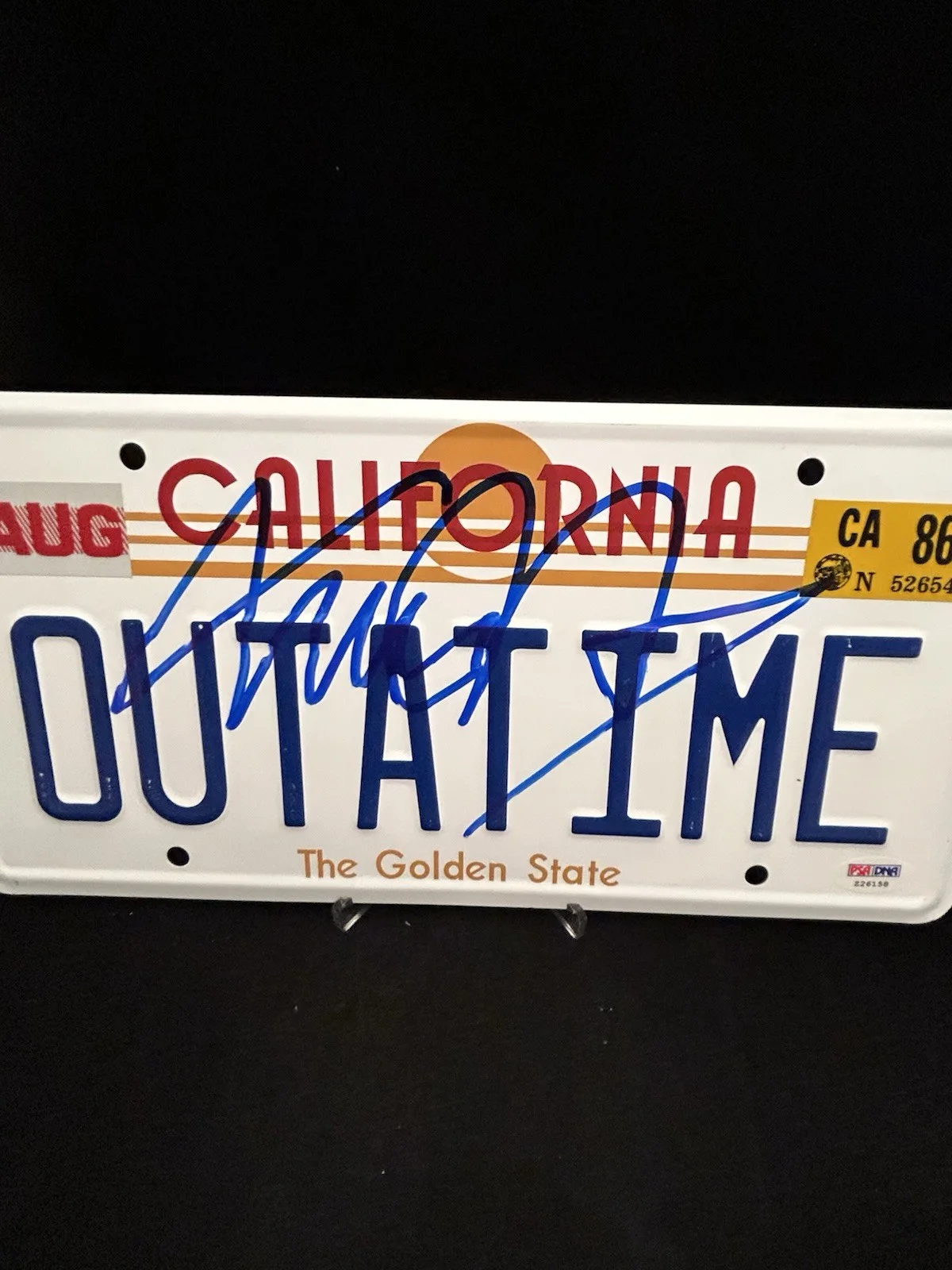 MICHAEL J FOX — MICHAEL J FOX SIGNED BACK TO THE FUTURE OUTATIME LICENSE PLATE AUTOGRAPH PSA COA, изображение 2