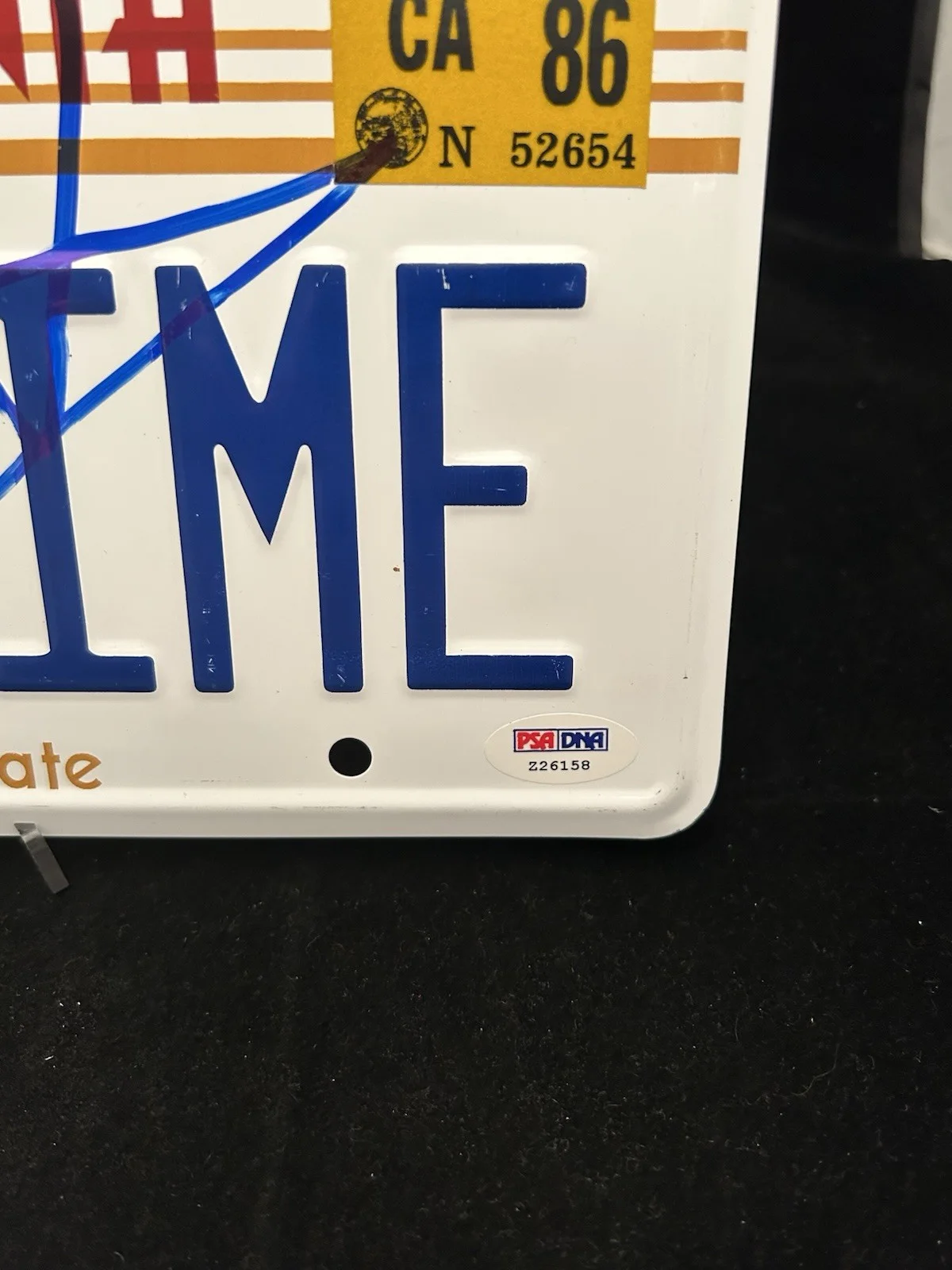 MICHAEL J FOX — MICHAEL J FOX SIGNED BACK TO THE FUTURE OUTATIME LICENSE PLATE AUTOGRAPH PSA COA, изображение 3
