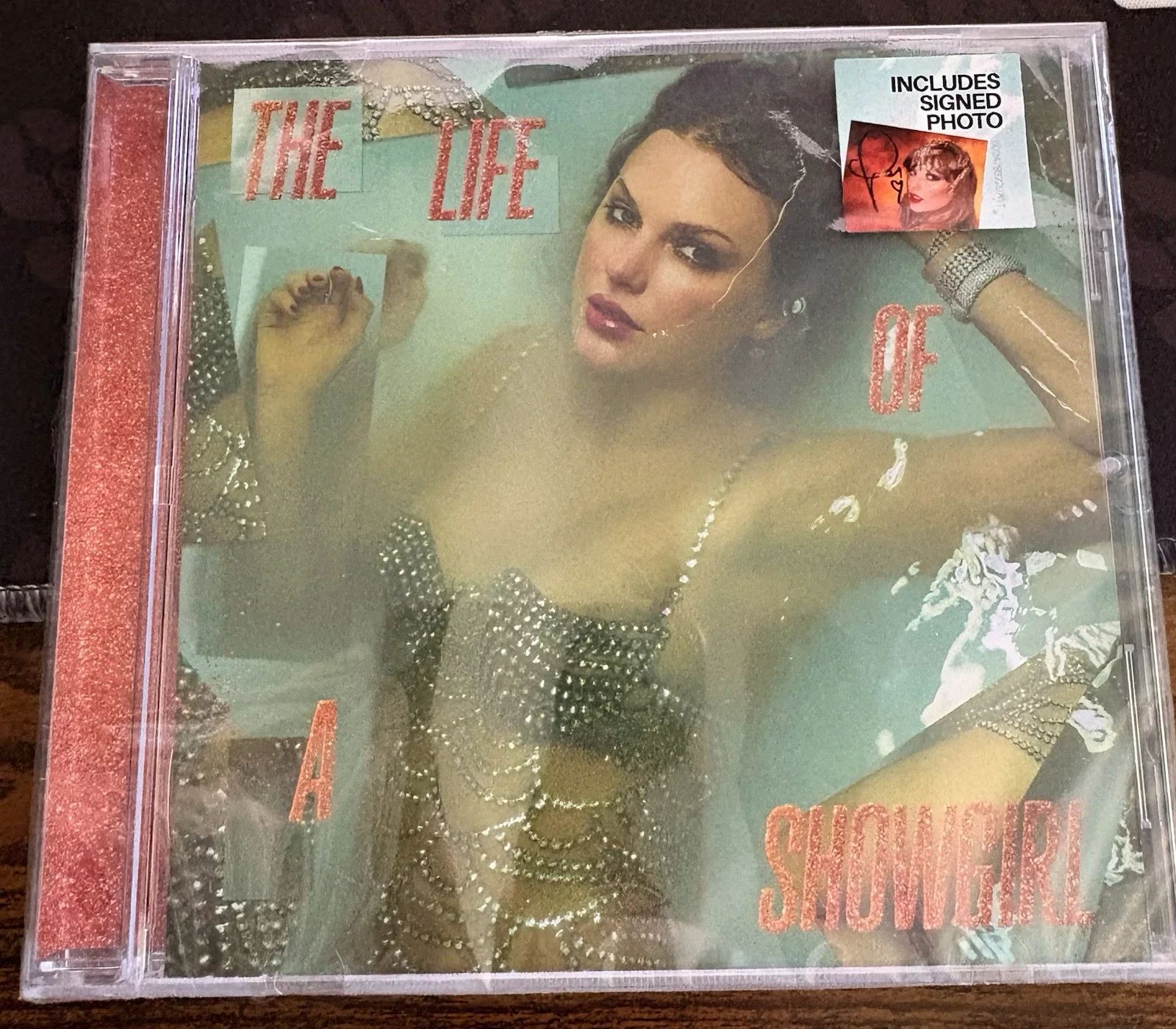 Taylor Swift - The Life of a Showgirl CD + Hand Signed Photo 1 IN HAND, изображение 2