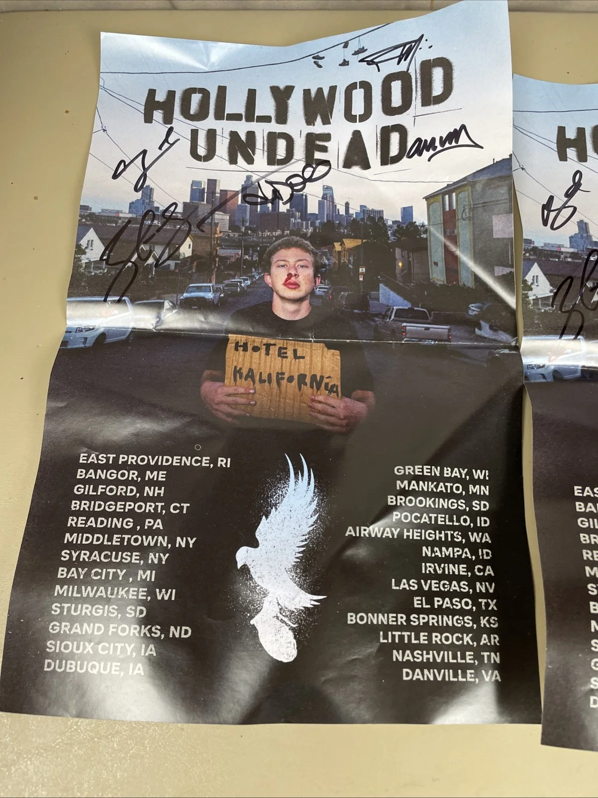 HOLLYWOOD UNDEAD SIGNED HOTEL KALIFORNIA Tour AUTOGRAPHED Poster Lot Of 2, изображение 2