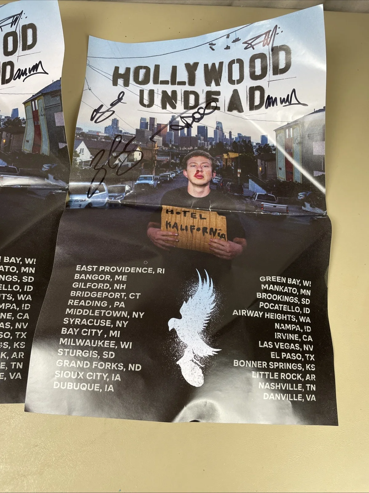 HOLLYWOOD UNDEAD SIGNED HOTEL KALIFORNIA Tour AUTOGRAPHED Poster Lot Of 2, изображение 3