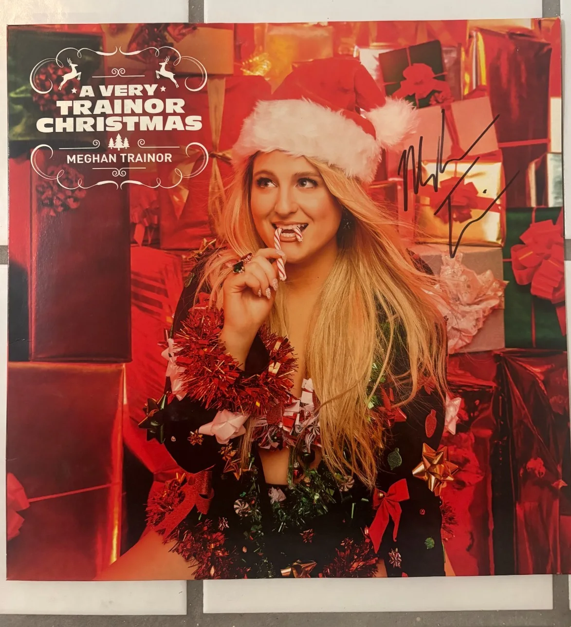MEGHAN TRAINOR Signed Autographed VERY TRAINOR CHRISTMAS Vinyl LP Album Cover, изображение 3
