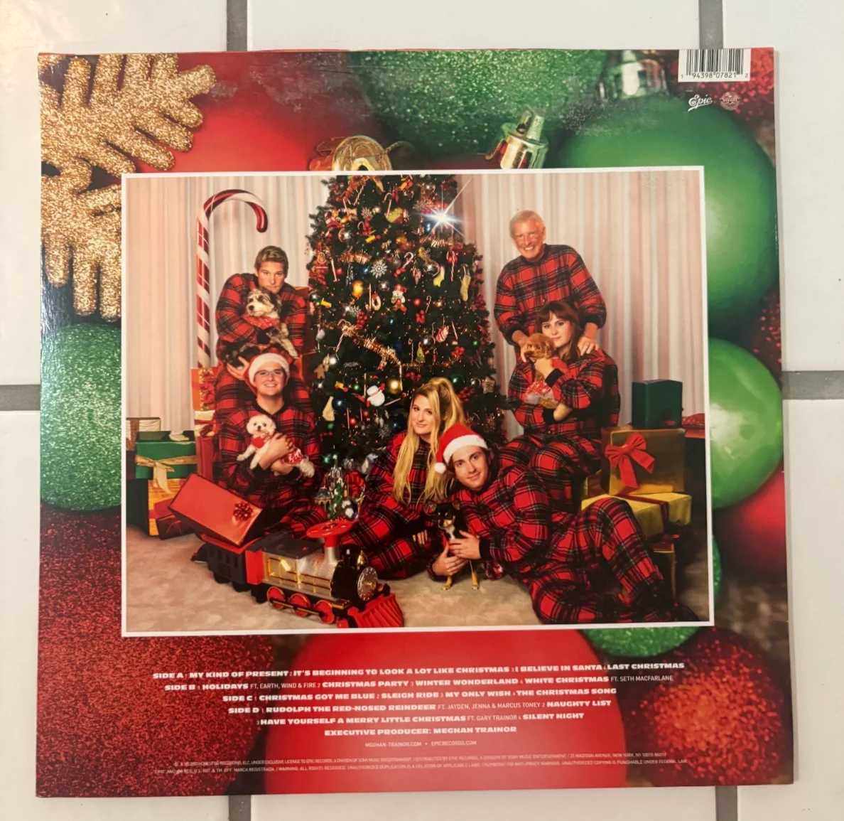 MEGHAN TRAINOR Signed Autographed VERY TRAINOR CHRISTMAS Vinyl LP Album Cover, изображение 4