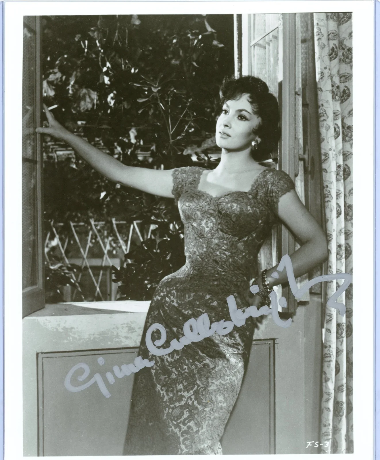 Gina Lollobrigida — GINA LOLLOBRIGIDA HAND SIGNED 8X10 E ITALIAN BEAUTY HOLLYWOOD SEX SYMBOL