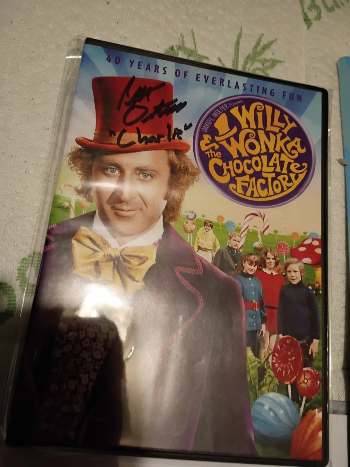 Peter Ostrum Signed Willie Wonka Lot - Figure + DVD + Canvas Photo - All Signed, изображение 4