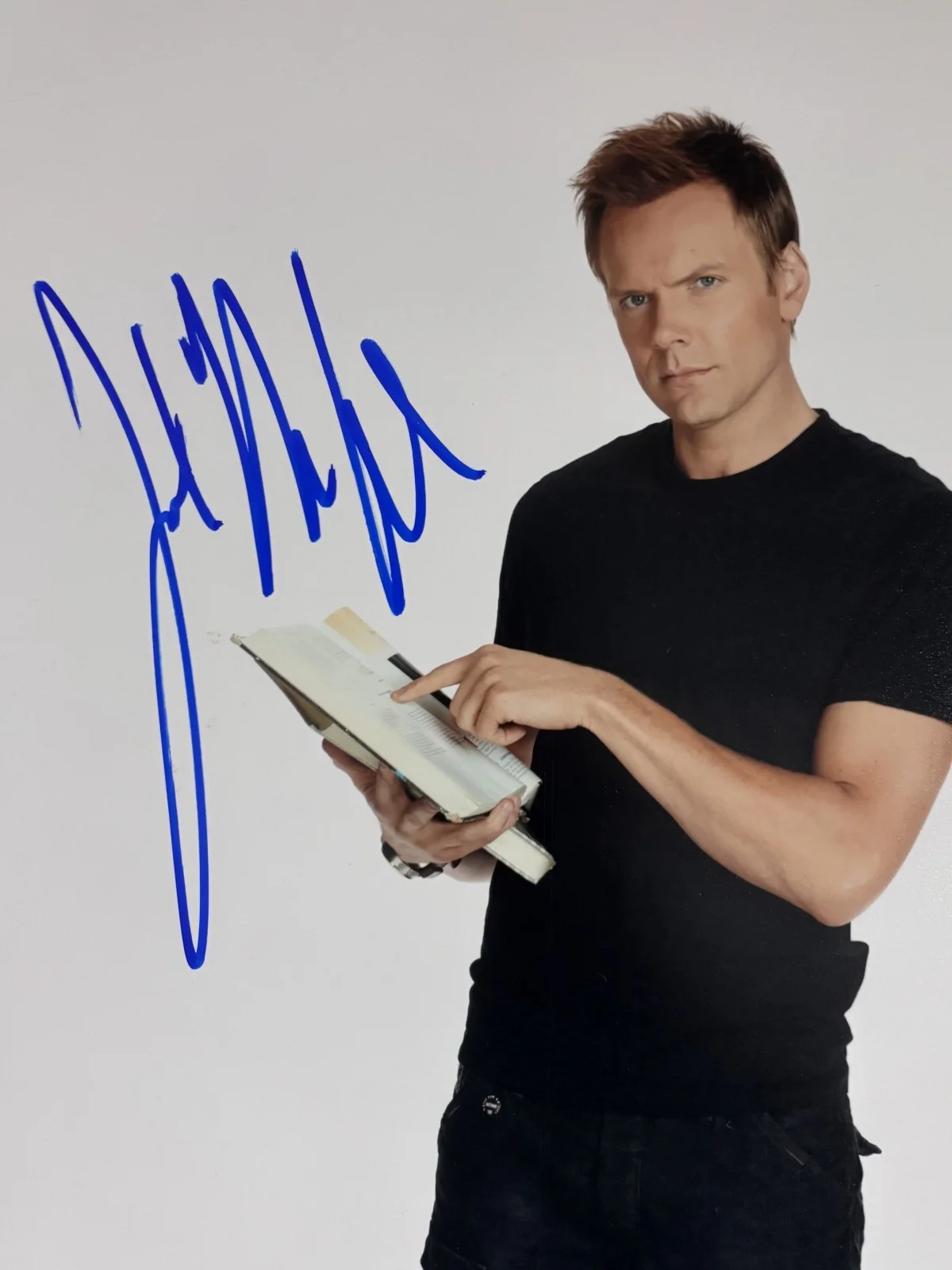 Joel McHale — Joel McHale Signed 8x10 Photo "Community" " TED" "Scream" "Animal Control" soup