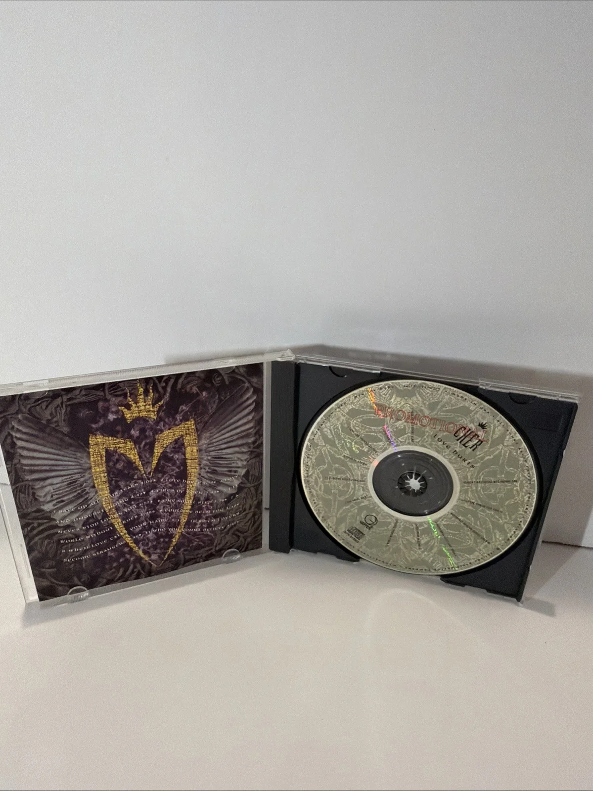 Cher signed/autographed CD “Love Hurts”, image 5