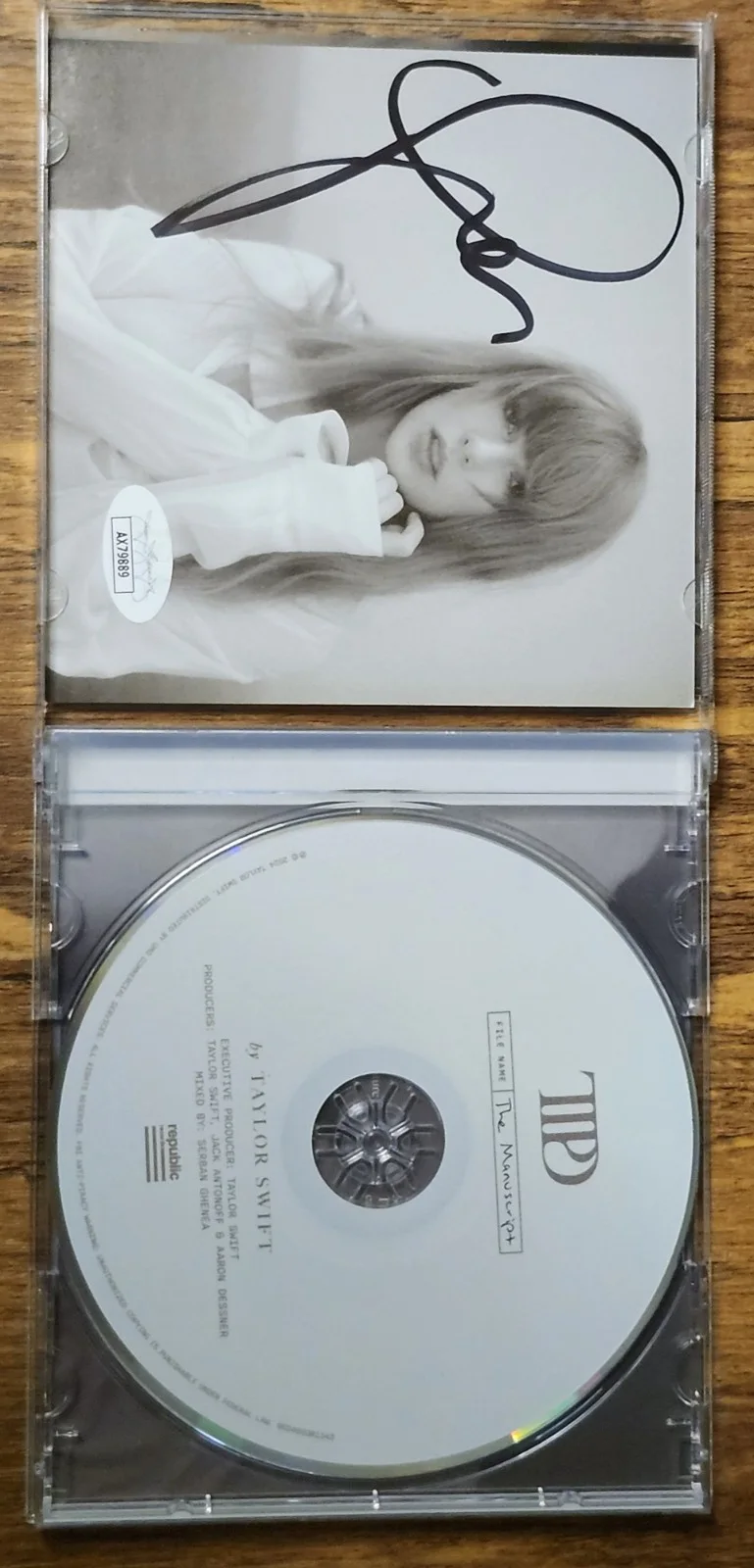 Tortured Poets Taylor Swift Autographed Cd Authenticated, image 3