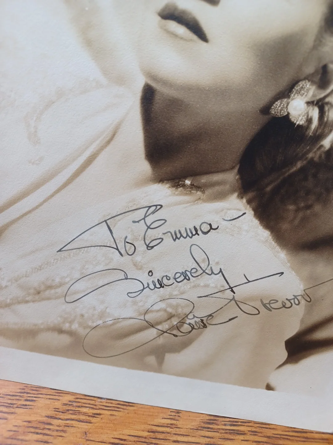 Claire Trevor — Claire Trevor Signed ORG 1940s Photograph Autographed 8 x 10 JRR16, изображение 2