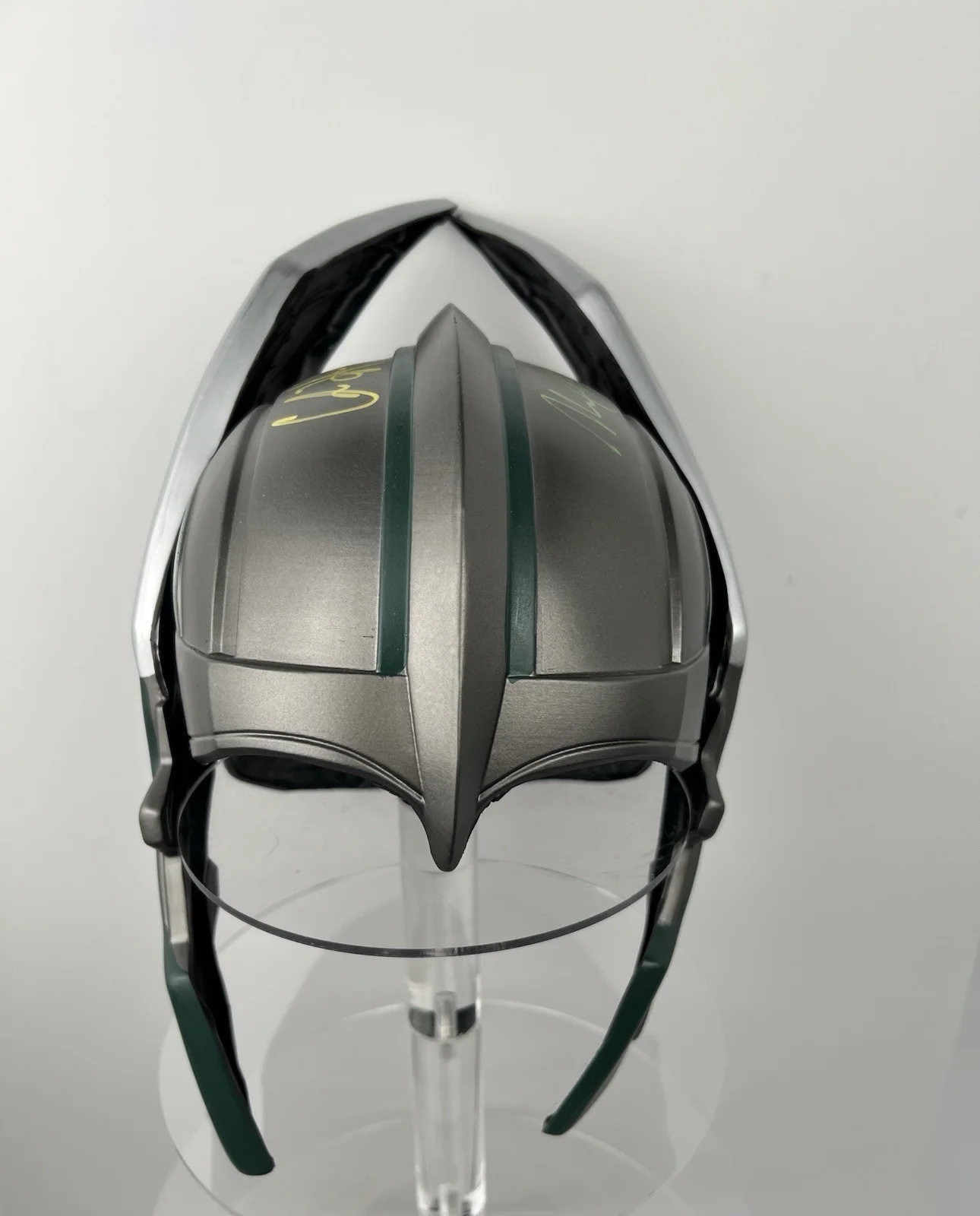 Chris Hemsworth — Chris Hemsworth & Mark Ruffalo Dual Signed Thor Ragnarok Helmet w/ COA, изображение 2