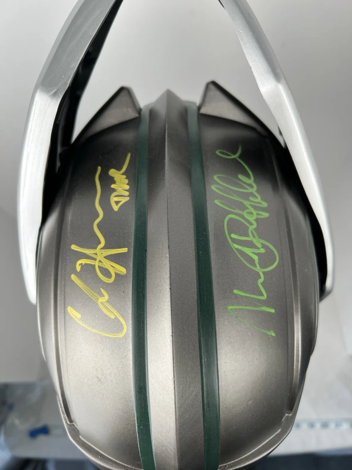 Chris Hemsworth — Chris Hemsworth & Mark Ruffalo Dual Signed Thor Ragnarok Helmet w/ COA, изображение 4