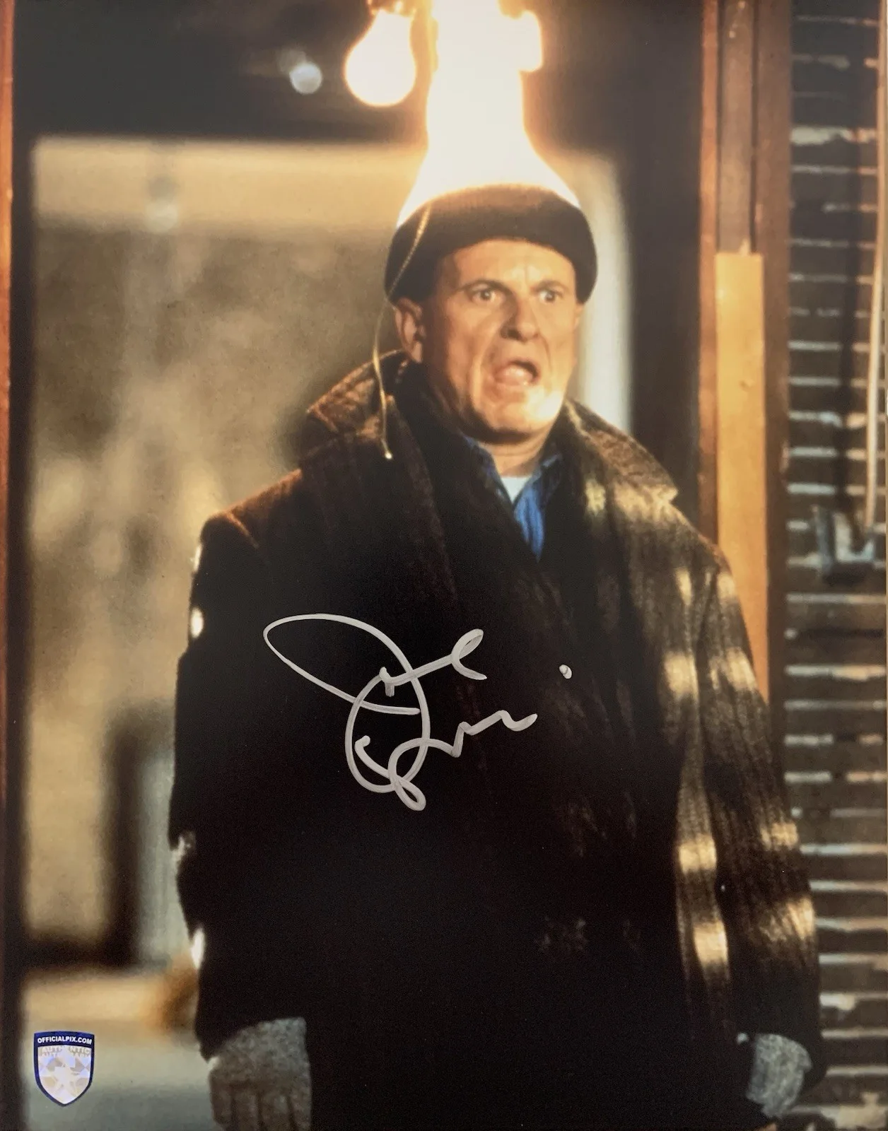 Joe Pesci — Joe Pesci "Home Alone 2" Autographed/Signed 11x14 Official Pix Photo (062353)