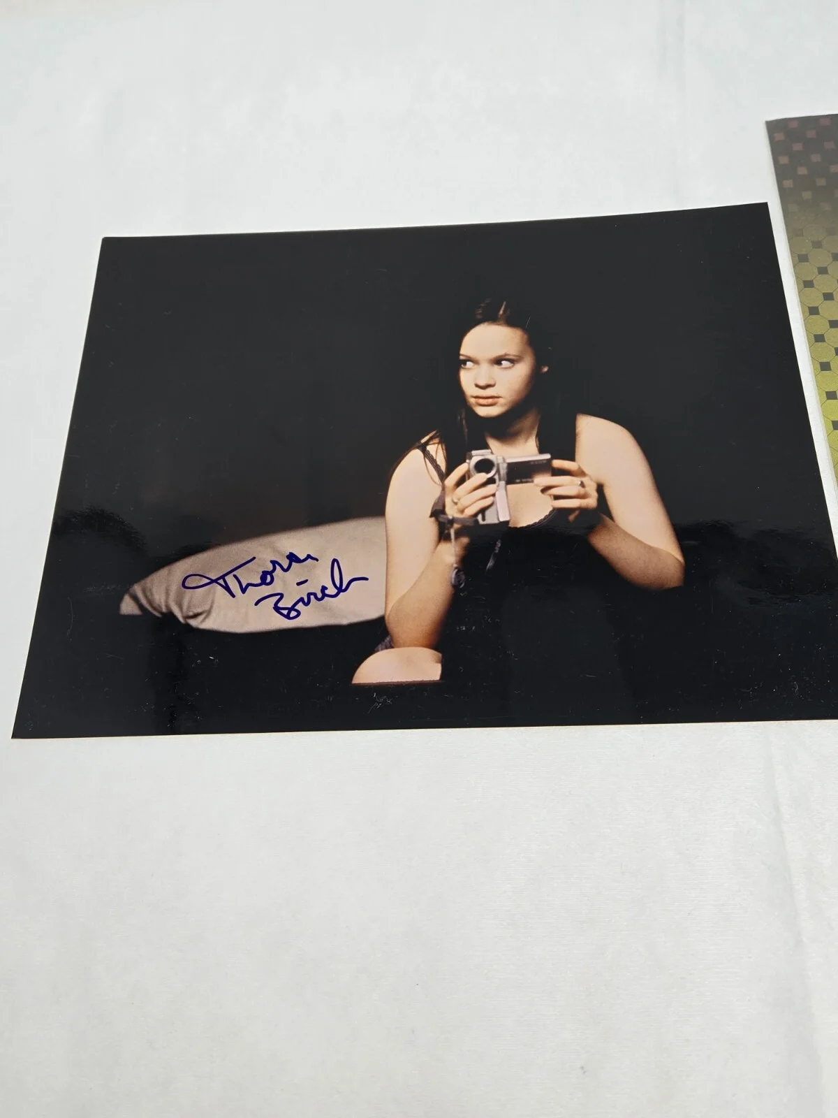 Thora Birch — VTG THORA BIRCH 1999 AUTOGRAPH SIGNED COLOR GLOSSY PHOTO 10X8 ICONOGRAPHS COA, image 2