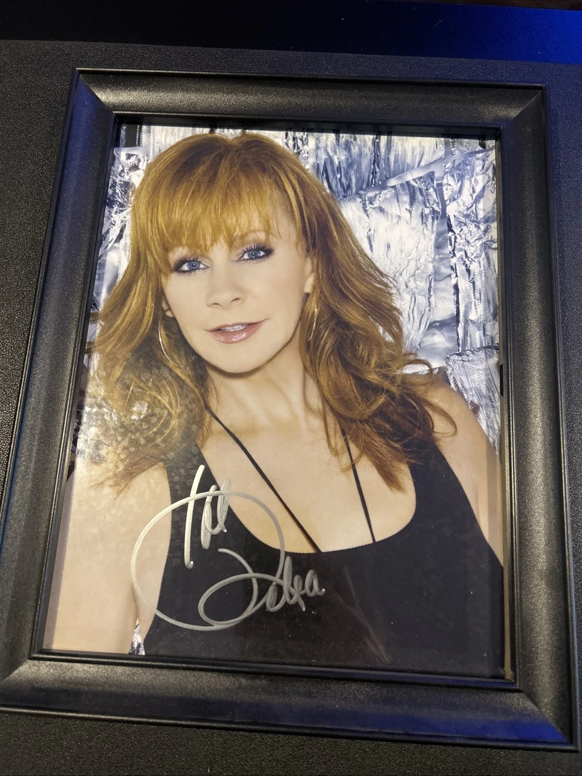 Reba McEntire Autographed 8 1/2x11 Photo Framed In 11x14 With COA, изображение 2