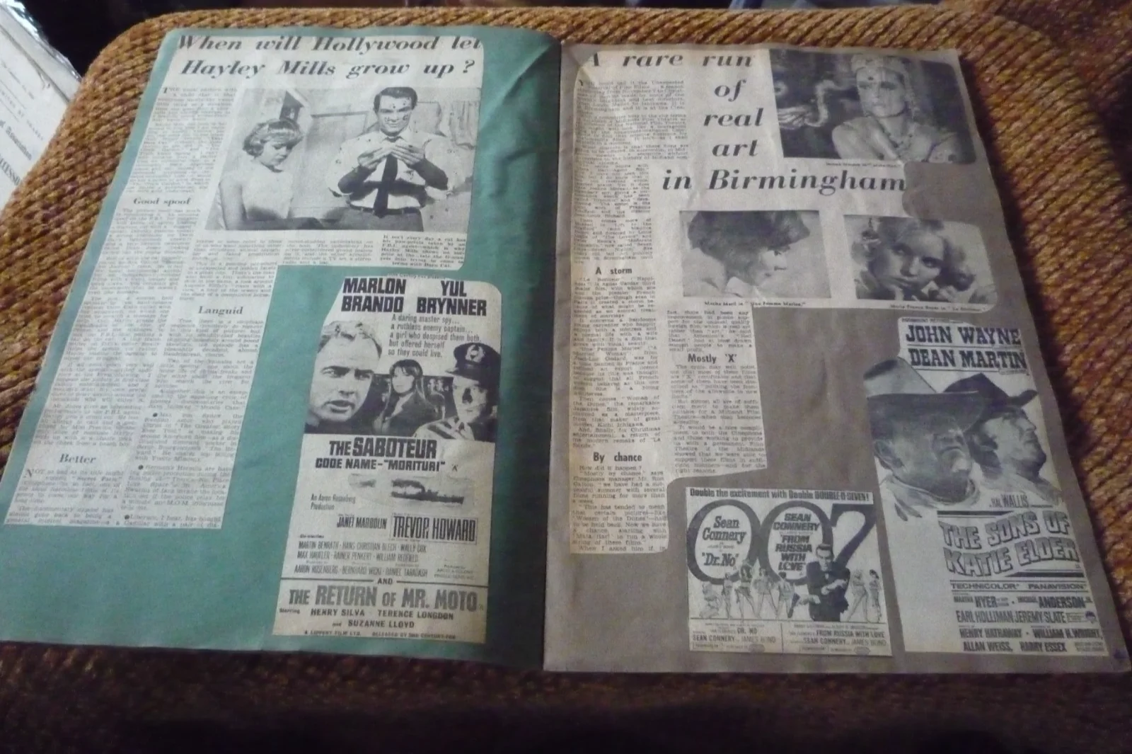 Vintage Movie Film Interest 60s Scrap Book Pictures Newspaper Cuttings Bond etc, изображение 2