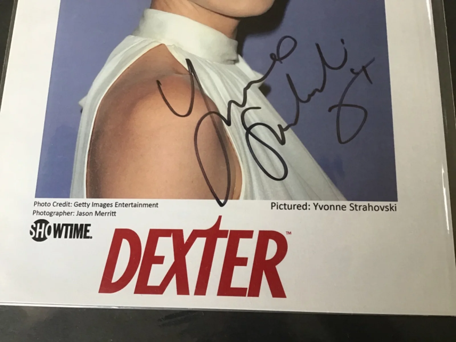 YVONNE STRAHOVSKI — SDCC 2012 YVONNE STRAHOVSKI SIGNED 8.5”x11” Dexter PHOTO VERY RARE Chuck FINE, изображение 2