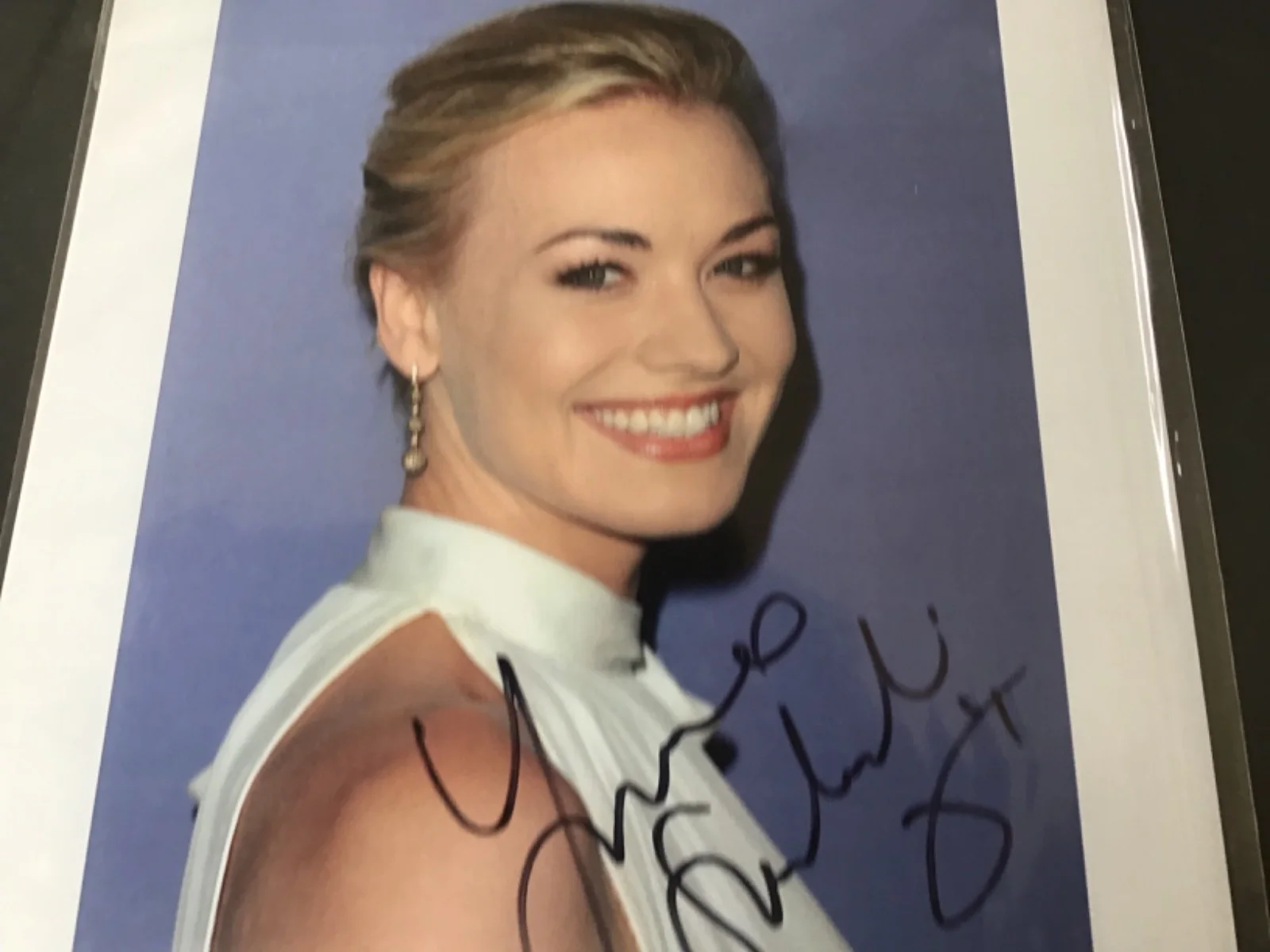 YVONNE STRAHOVSKI — SDCC 2012 YVONNE STRAHOVSKI SIGNED 8.5”x11” Dexter PHOTO VERY RARE Chuck FINE, изображение 3