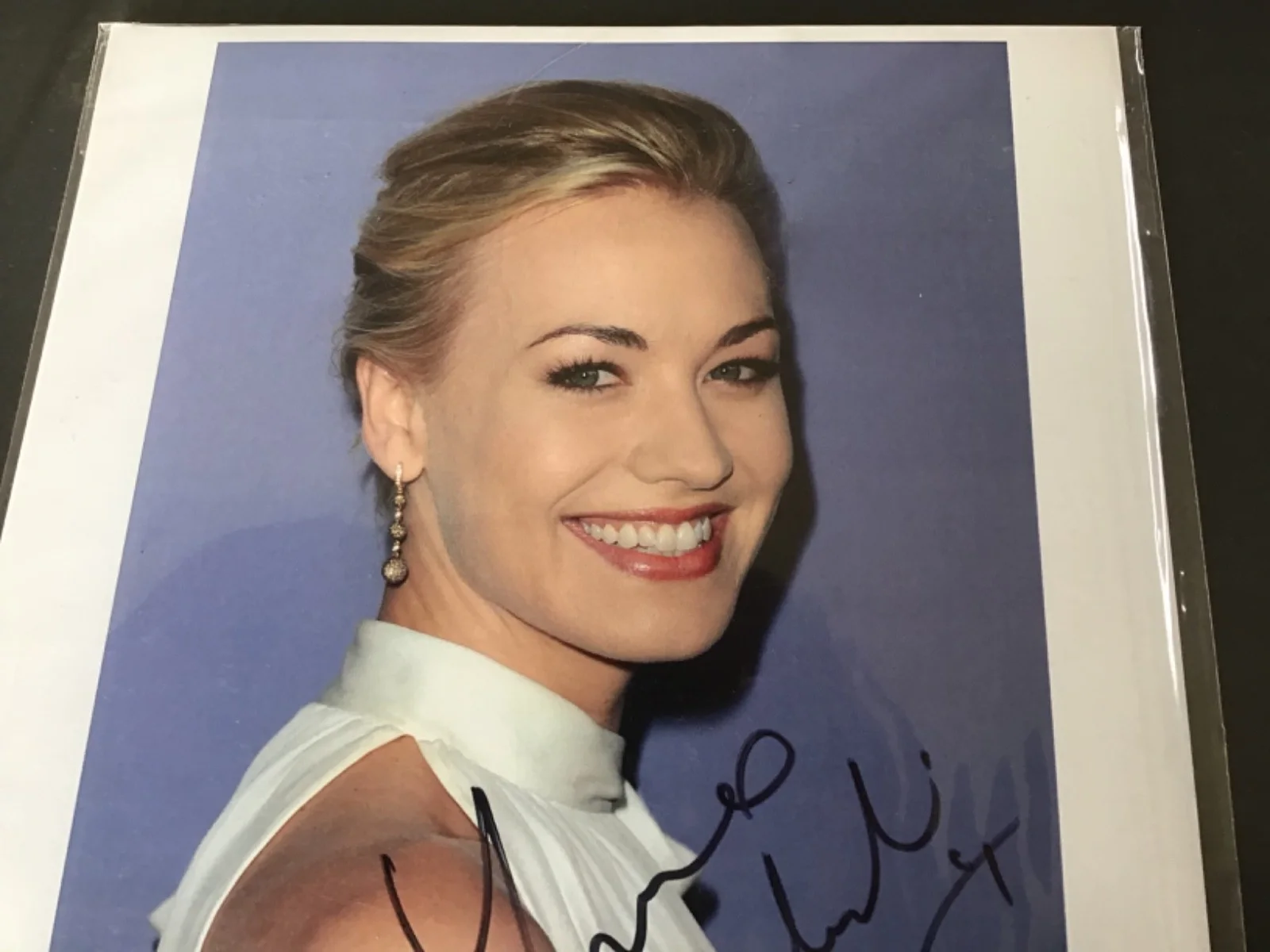 YVONNE STRAHOVSKI — SDCC 2012 YVONNE STRAHOVSKI SIGNED 8.5”x11” Dexter PHOTO VERY RARE Chuck FINE, изображение 4