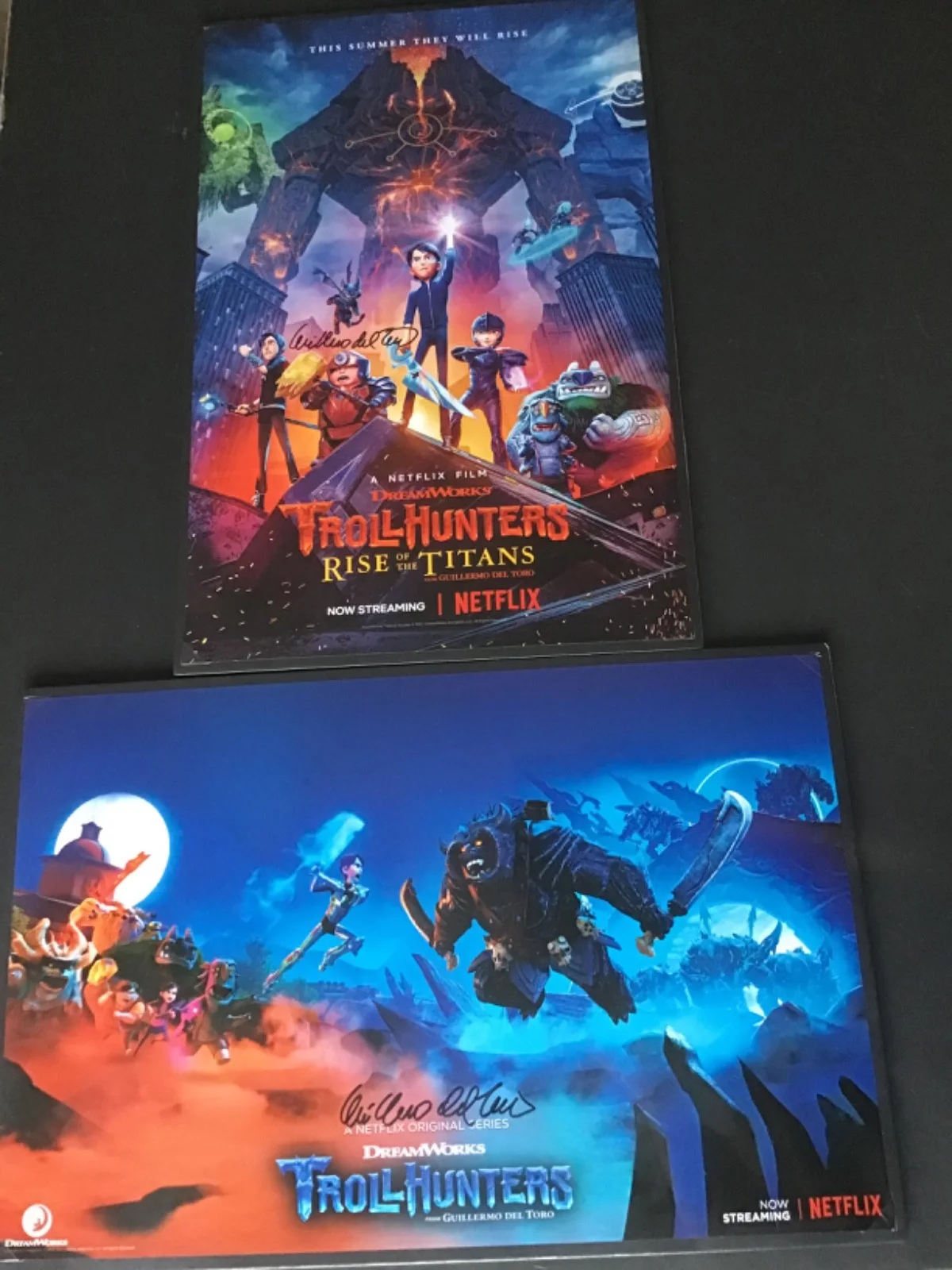 GUILLERMO DEL TORO — TROLLHUNTERS ORIGINAL POSTER x 2 SIGNED GUILLERMO DEL TORO 11” x 17” VERY RARE, изображение 2