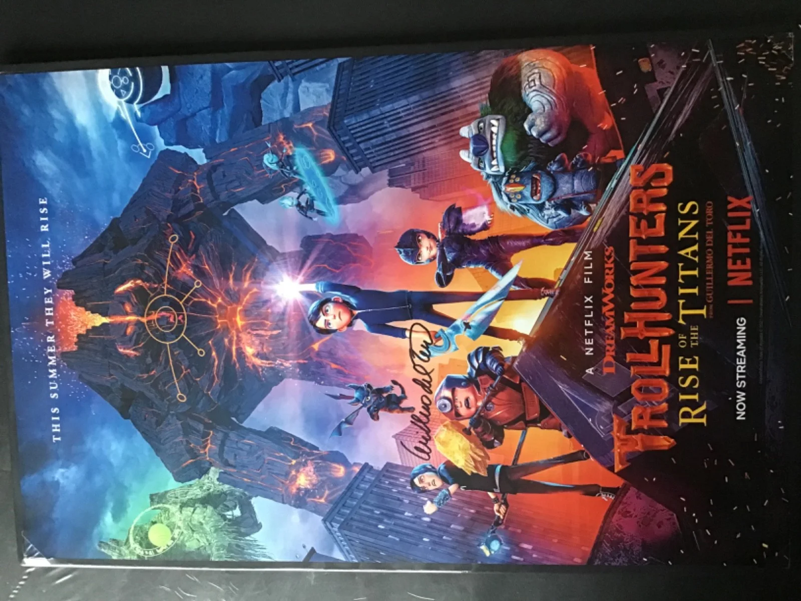 GUILLERMO DEL TORO — TROLLHUNTERS ORIGINAL POSTER x 2 SIGNED GUILLERMO DEL TORO 11” x 17” VERY RARE, изображение 4