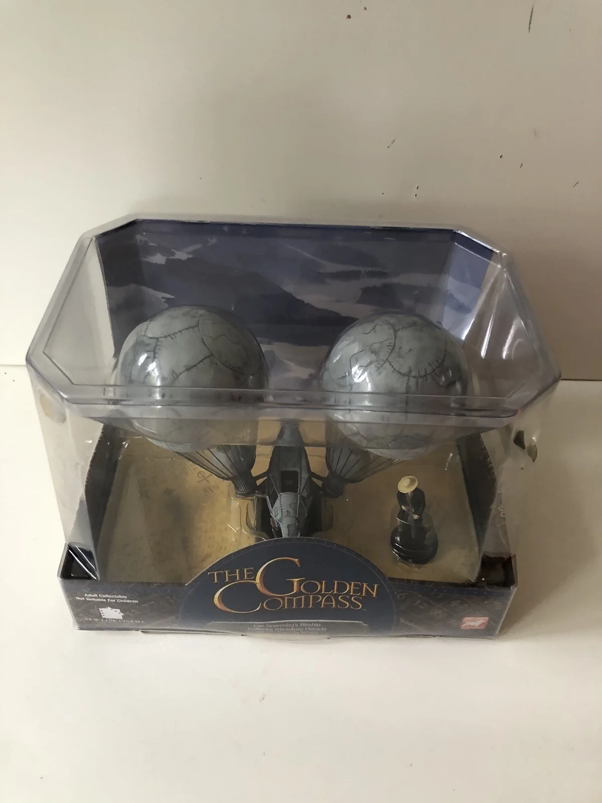 CORGI - THE GOLDEN COMPASS - LEE SCORESBY'S AIR SHIP (plus Lee Figure) - AsNew, изображение 2