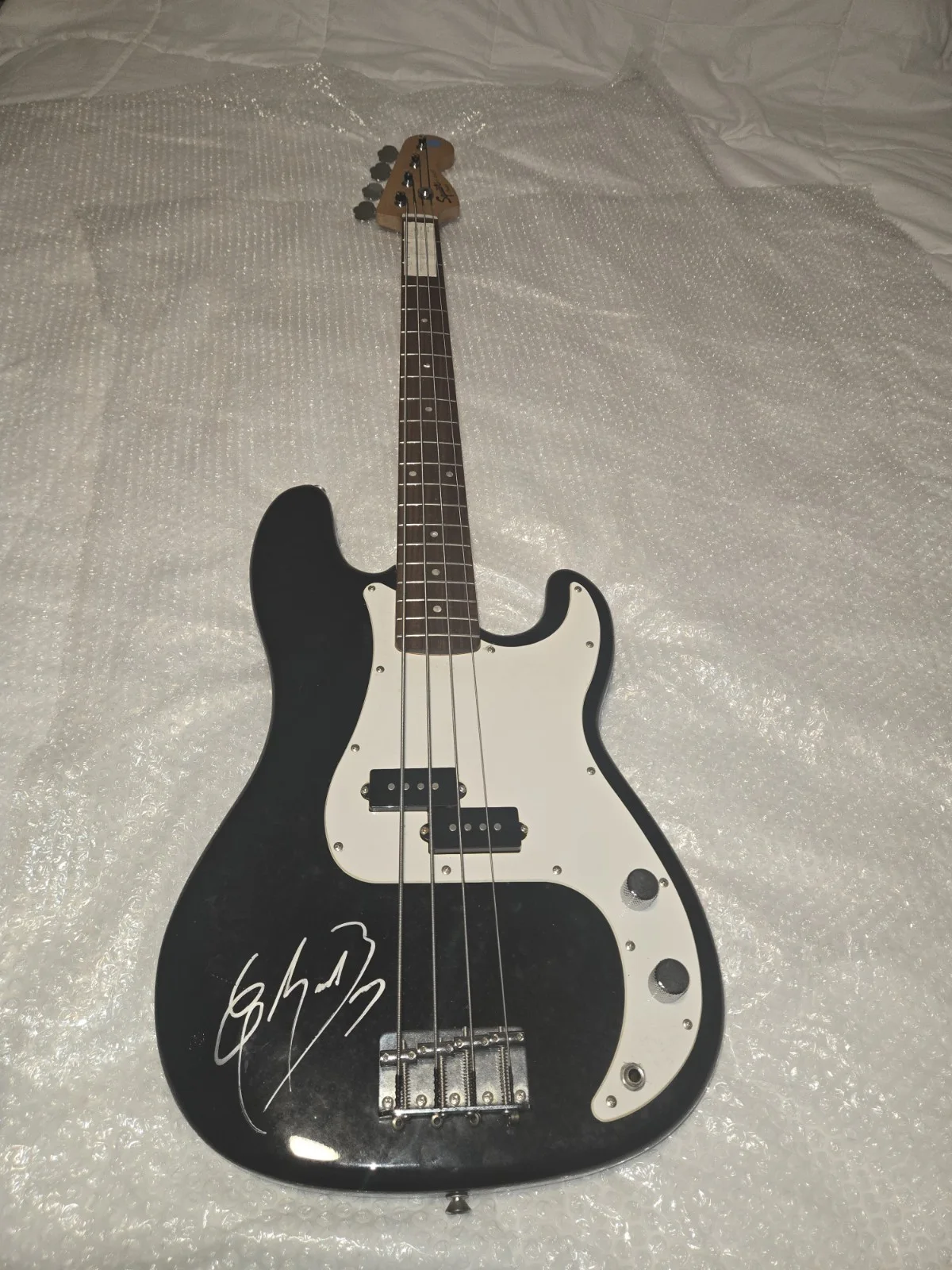 Chuck Berry — Chuck Berry Autographed Guitar. Fender Squier P-Bass Guitar, изображение 2