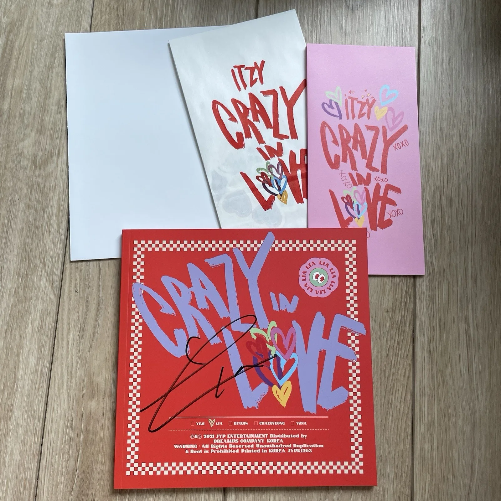 itzy crazy in love lia signed album, image 2