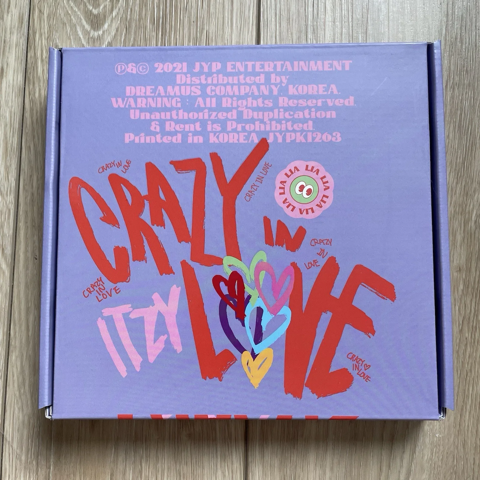 itzy crazy in love lia signed album, image 3