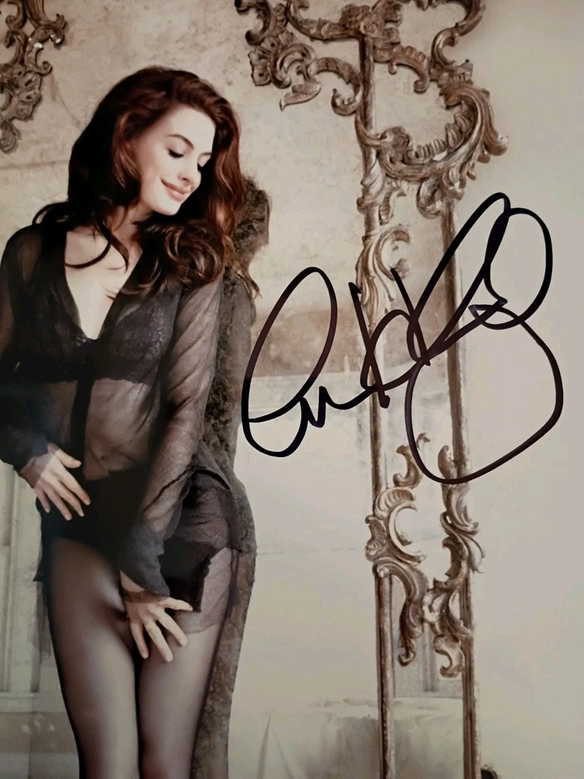 Anne Hathaway — Anne Hathaway Devil Wears Prada Signed 8x10 COA W/Matching Numbered Sticker, image 2