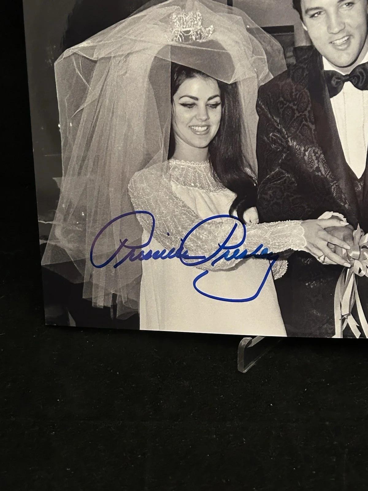 PRISCILLA PRESLEY SIGNED 8x10 PHOTO ELVIS PRESLEY WIFE AUTOGRAPH JSA COA, image 2