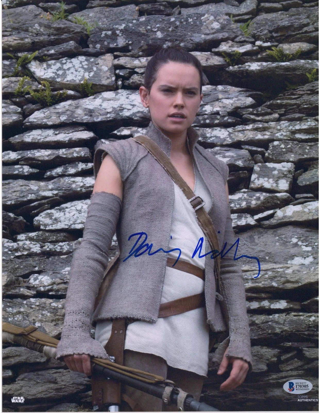 Daisy Ridley — Daisy Ridley Star Wars Signed 11 x 14 The Force Awakens in Front of Rocks Photo