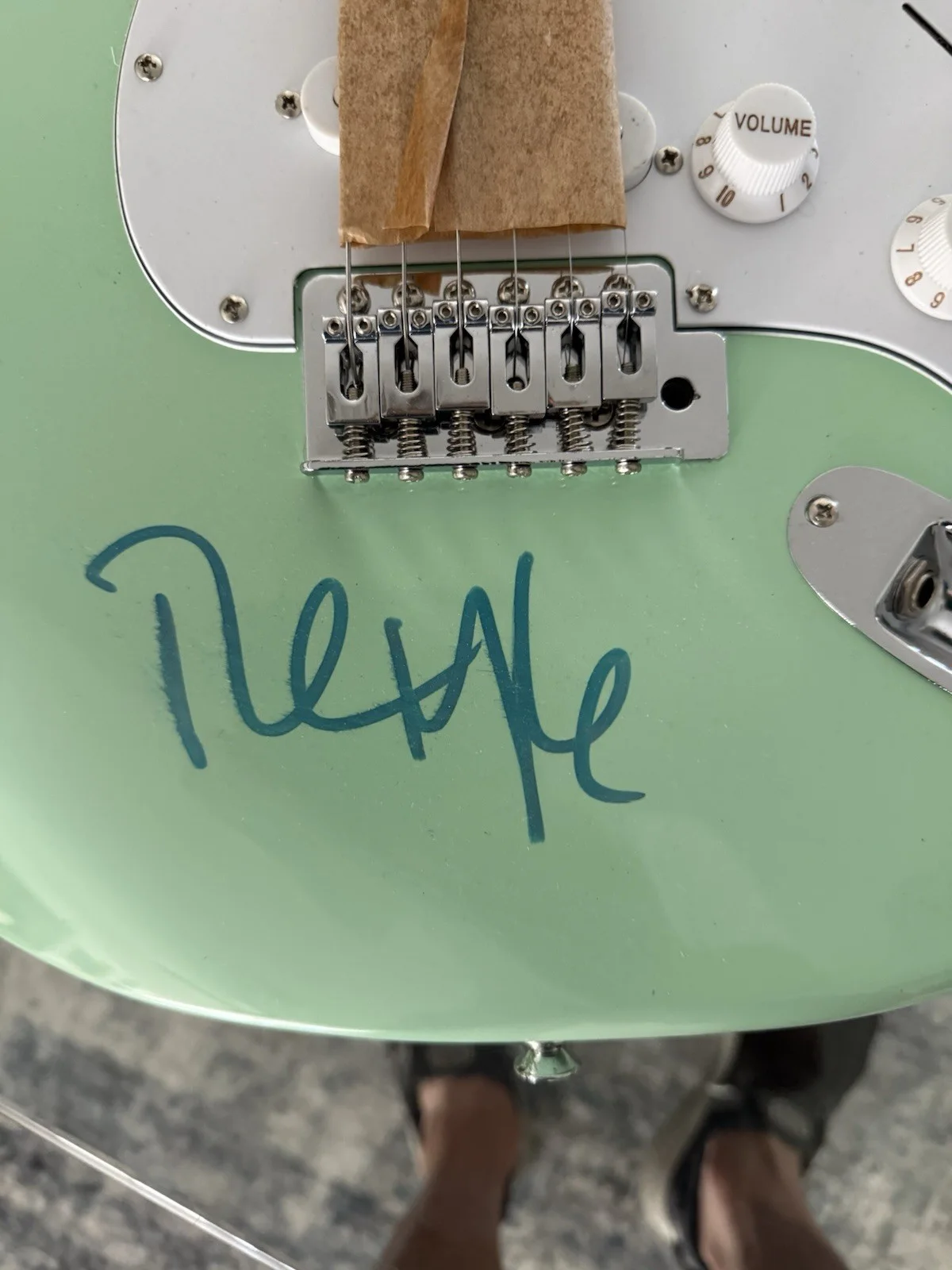 Raul Malo Signed Guitar And Mavericks Band Signed Drum Head, изображение 2