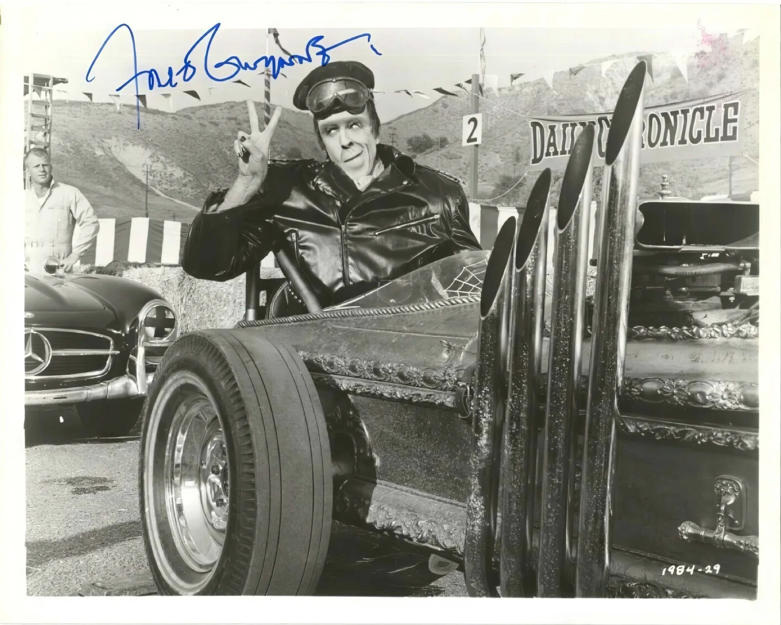 FRED GWYNNE — THE MUNSTERS FRED GWYNNE DRAGULA HERMAN MUNSTER 8.5X11 SIGNED PHOTO AUTOGRAPH