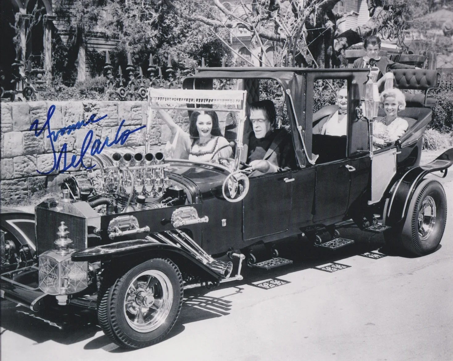 YVONNE DE CARLO — THE MUNSTERS TV 8.5X11 SIGNED PHOTO AUTOGRAPH YVONNE DE CARLO SIGNATURE POSTER