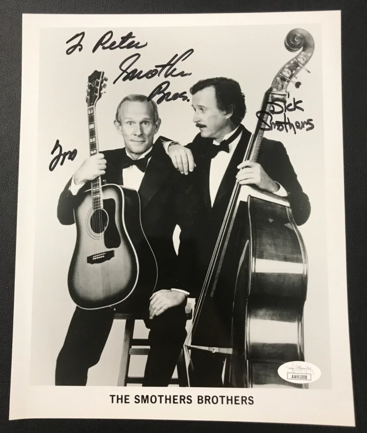 Tom, Dick Smothers — Tommy & Dick Smothers Dual Signed B&W Photo JSA w/COA Brothers Comedic Duo WOW!, изображение 2
