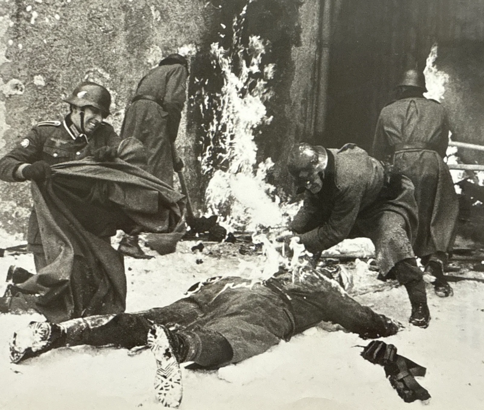 1968 WHERE EAGLES DARE - Press Photo Still 10" x 8" - German Troops Battle Scene, изображение 2