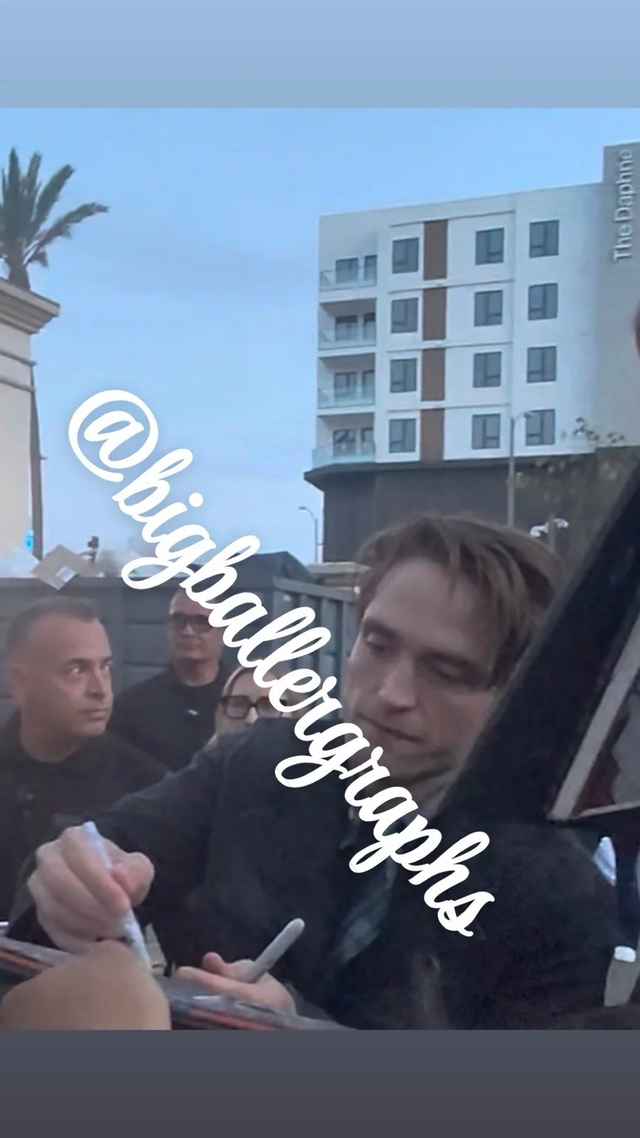 Robert Pattinson — Robert Pattinson Signed Autographed Edward Cullen the Twilight Funko Pop #320, изображение 5