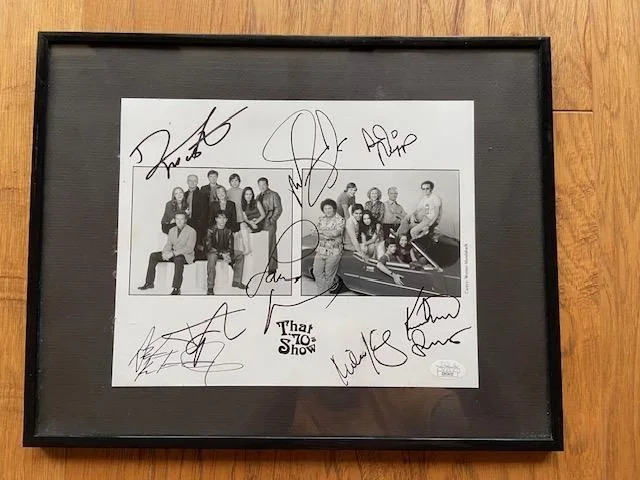 Ashton Kutcher, Mila Kunis, Topher Grace, Wilmer Valderrama, Laua — That 70's Show (9) Kutcher, Kunis, Grace, Prepon +5 Signed Framed Display JSA