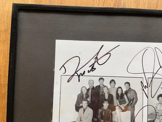 Ashton Kutcher, Mila Kunis, Topher Grace, Wilmer Valderrama, Laua — That 70's Show (9) Kutcher, Kunis, Grace, Prepon +5 Signed Framed Display JSA, image 2