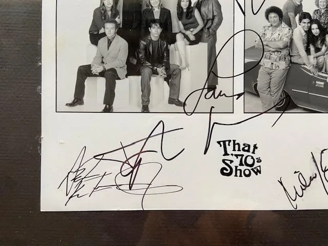 Ashton Kutcher, Mila Kunis, Topher Grace, Wilmer Valderrama, Laua — That 70's Show (9) Kutcher, Kunis, Grace, Prepon +5 Signed Framed Display JSA, image 4