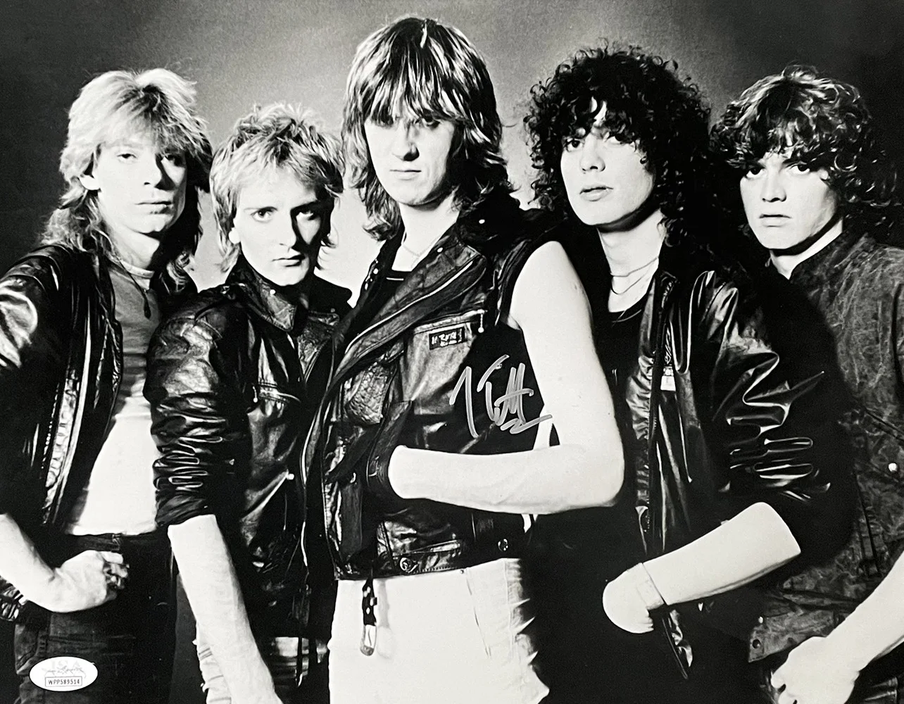Joe Elliott — Joe Elliott Signed 11x14 Def Leppard Black And White Photo JSA ITP