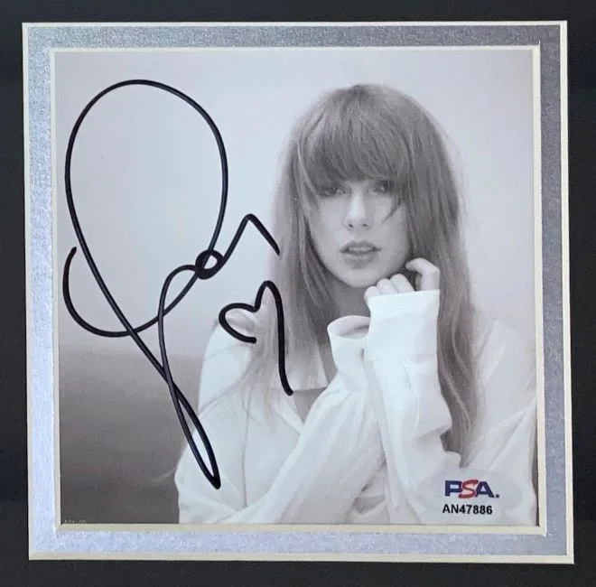 Taylor Swift — Taylor Swift Signed Framed RARE Heart Drawn Insert w/ 8x10 Smoke Photo PSA/DNA, image 2