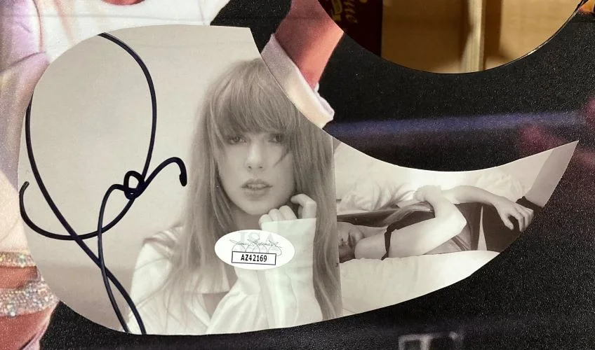 Taylor Swift — Taylor Swift Signed 41" Black 1989 Graphic Acoustic Guitar JSA, image 2