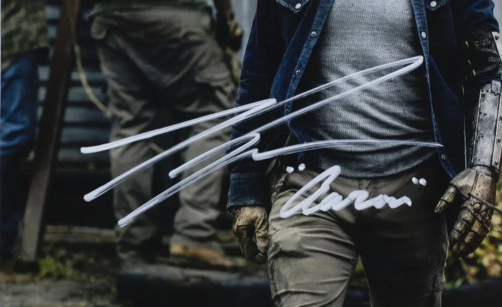 Ross Marquand — Ross Marquand Signed Framed The Walking Dead 8x10 Aaron Photo JSA, изображение 2
