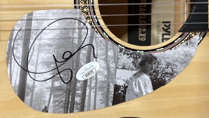 Taylor Swift — Taylor Swift Signed 36" Acoustic Guitar JSA Hologram AU46755, изображение 2