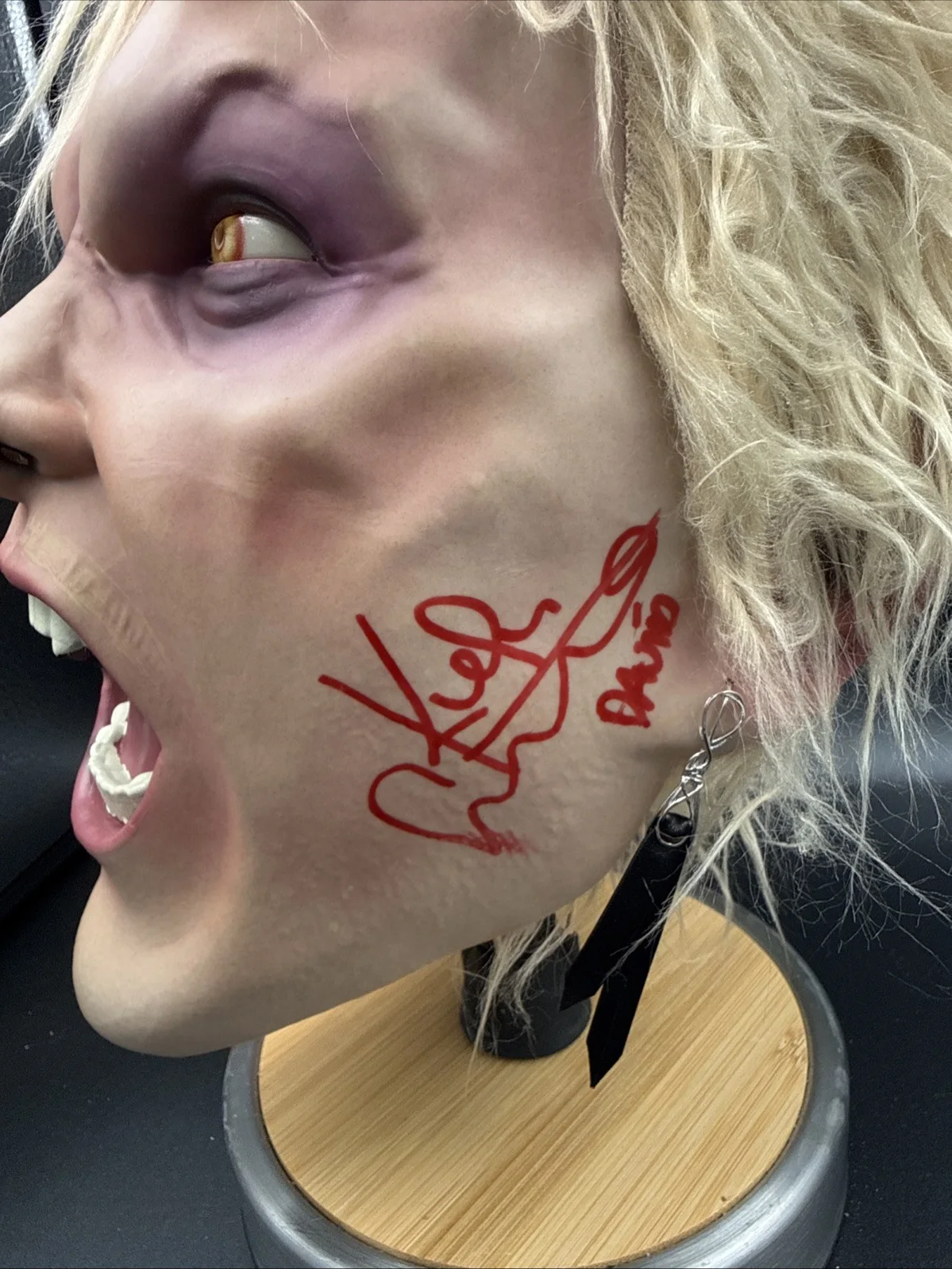 Kiefer Sutherland — Kiefer Sutherland Signed "David" Mask The Lost Boys Trick or Treat Beckett Witne