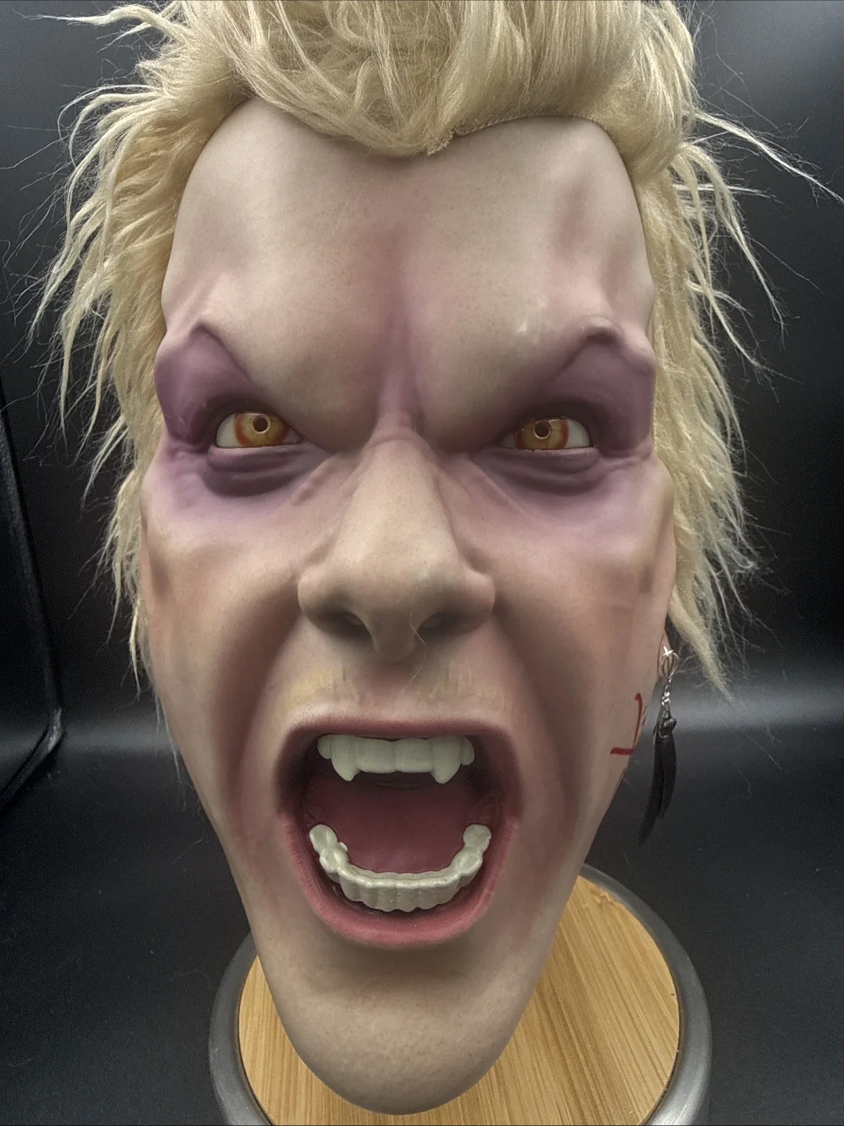 Kiefer Sutherland — Kiefer Sutherland Signed "David" Mask The Lost Boys Trick or Treat Beckett Witne, изображение 2