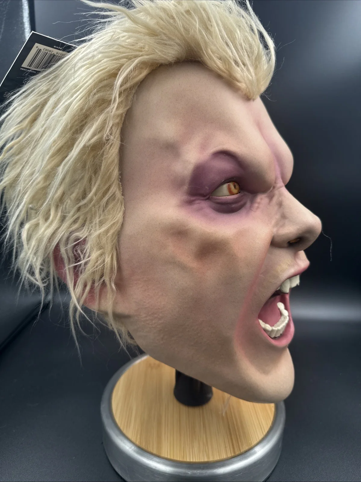 Kiefer Sutherland — Kiefer Sutherland Signed "David" Mask The Lost Boys Trick or Treat Beckett Witne, изображение 3