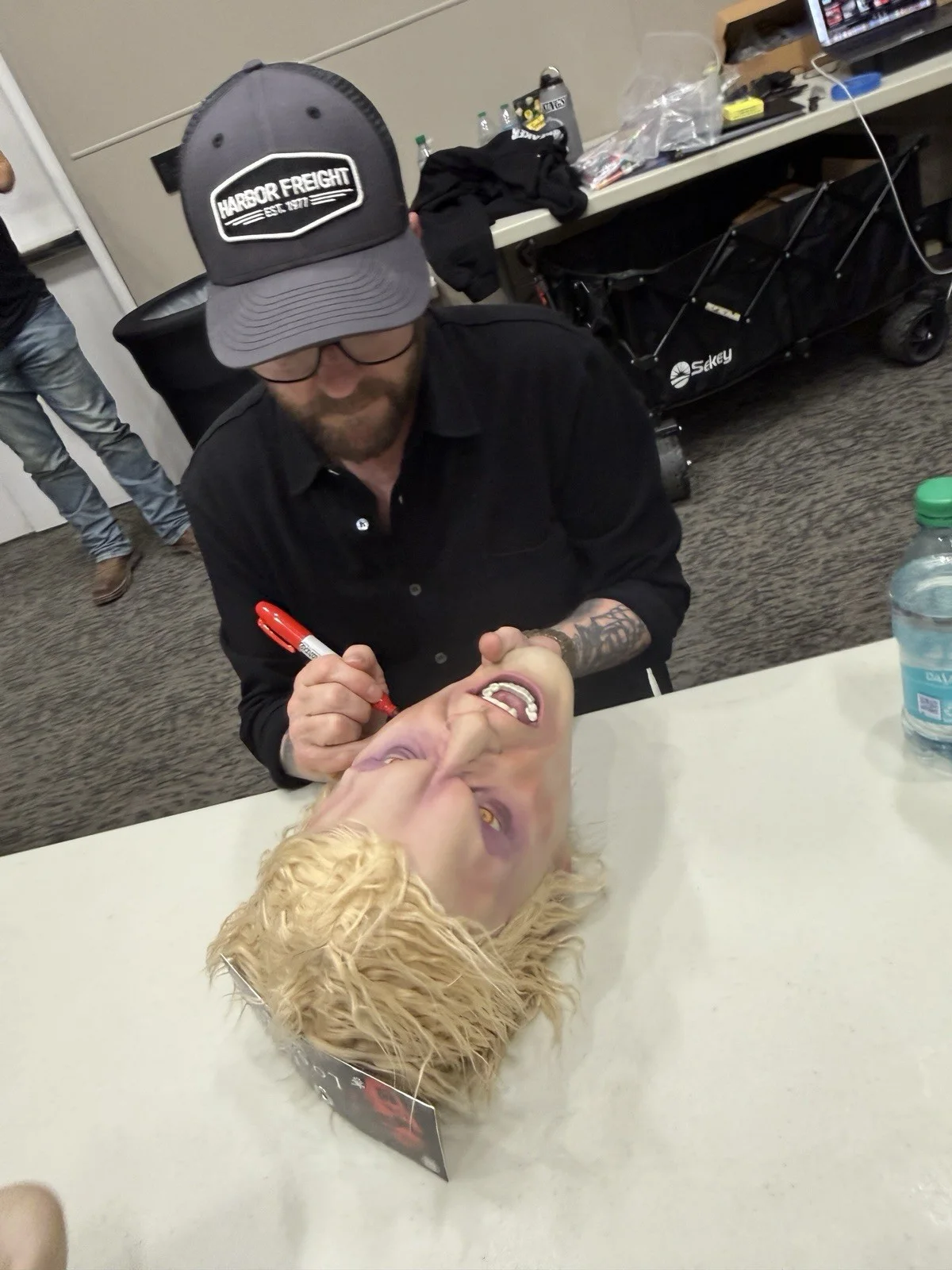 Kiefer Sutherland — Kiefer Sutherland Signed "David" Mask The Lost Boys Trick or Treat Beckett Witne, изображение 5
